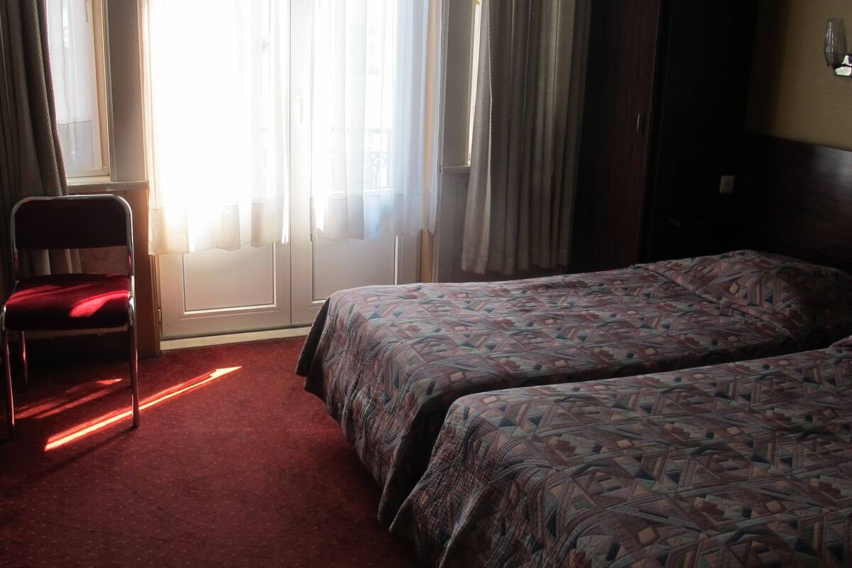 Habitación con 2 camas individuales | Escritorio, camas extra, wifi y ropa de cama