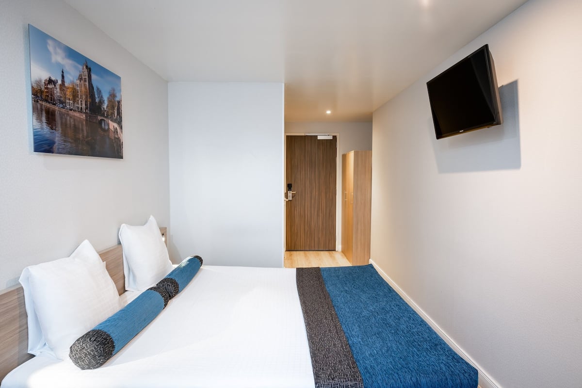 Basement Double Room Limited View | Bathroom | Shower, rainfall showerhead, free toiletries, hair dryer