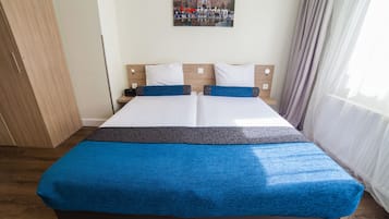 Dreibettzimmer | Minibar, Zimmersafe, Schreibtisch, Bügeleisen/Bügelbrett