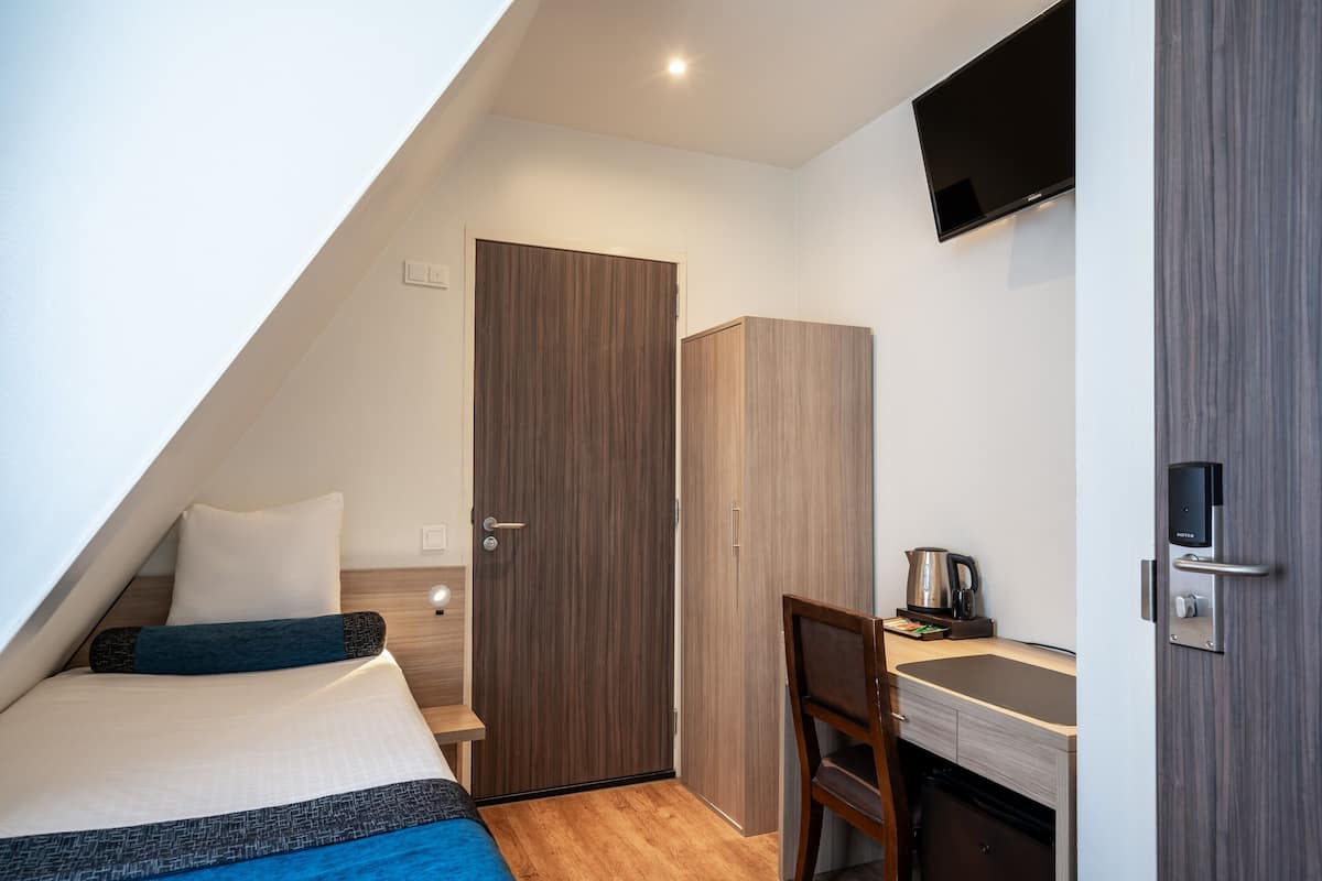 Standard Single Room, 1 Single Bed | Minibar, in-room safe, desk, iron/ironing board (on request)