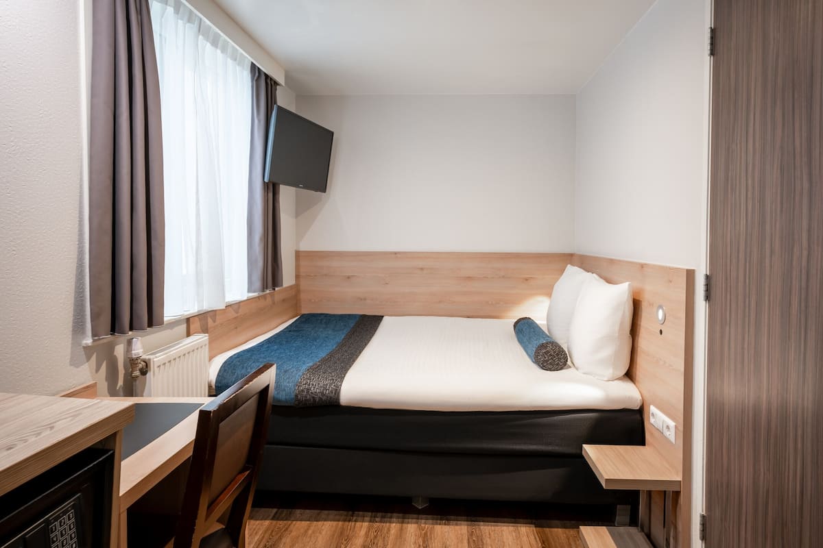 Small Double Room | Minibar, in-room safe, desk, iron/ironing board (on request)