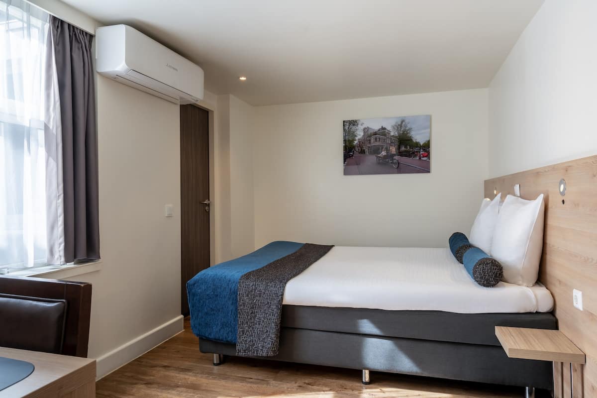 Standard Double Room | Minibar, in-room safe, desk, iron/ironing board (on request)