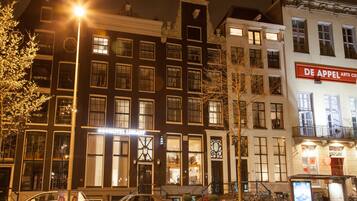 Voorkant accommodatie - avond/nacht