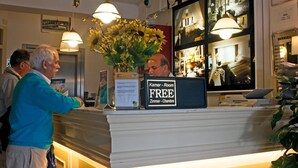 Ein Hotelrezeptionstresen mit einem Schild, das ein freies Zimmer anzeigt.