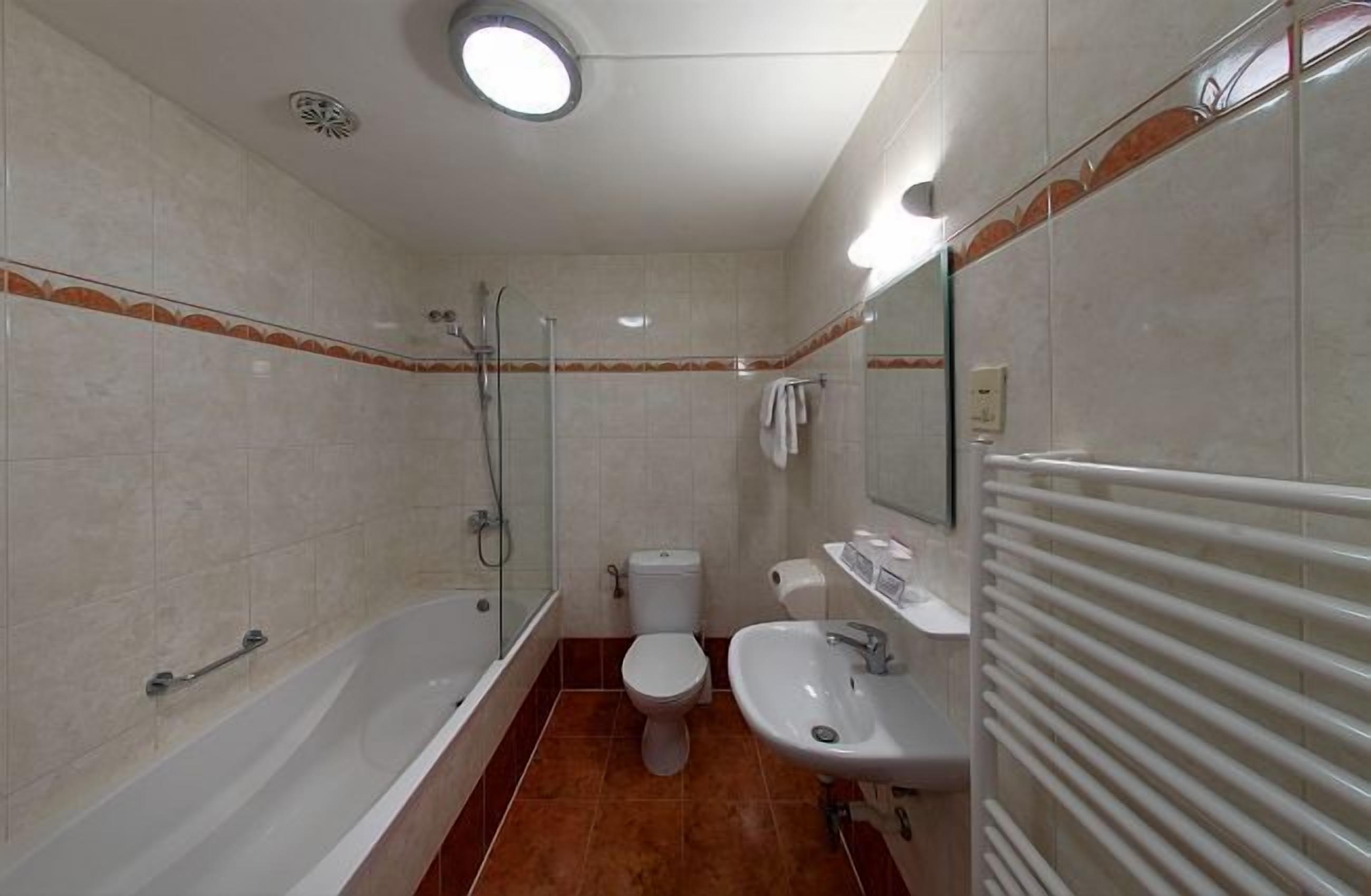 Une salle de bain avec une baignoire, des toilettes et un lavabo.