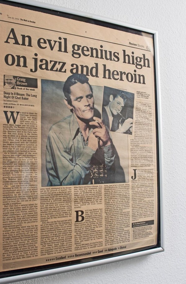 Un article de journal intitulé « Un génie maléfique sous l’influence du jazz et de l’héroïne », accompagné d’une photographie d’un homme.
