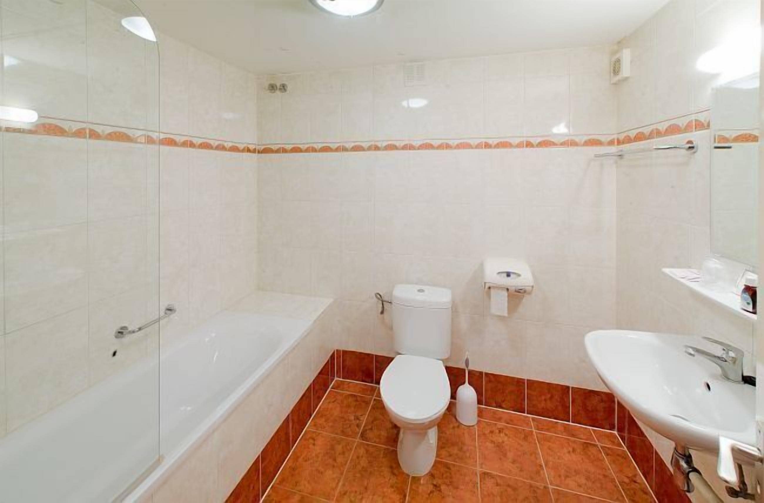 Une salle de bain avec une baignoire, des toilettes et un lavabo.