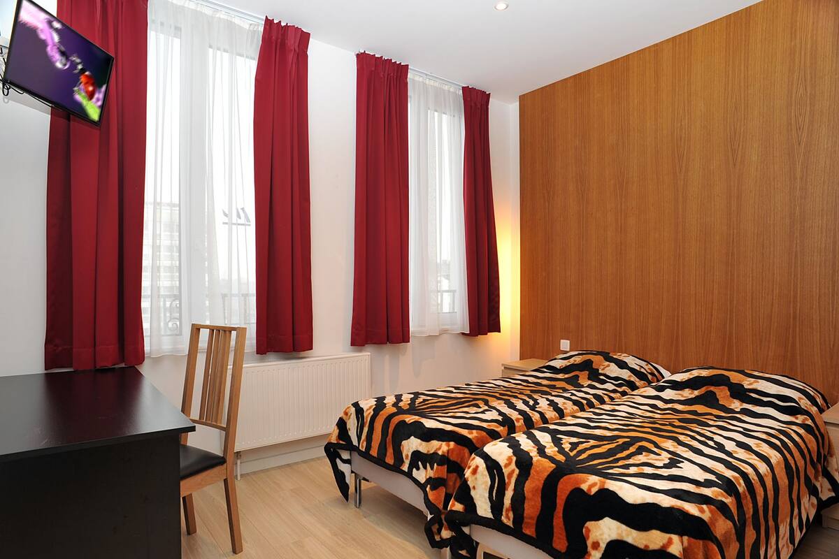 Soundproofing, WiFi (free), individually decorated, bed sheets