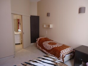 Individually decorated, soundproofing, free WiFi, bed sheets - Hotel Mirabeau (Brussels)