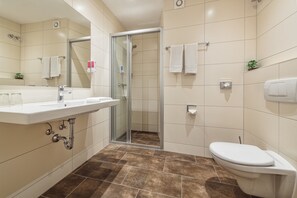 Economy Double Room (Souterrain) | Bathroom | Shower, hair dryer, towels - Windsor Hotel (Cologne)