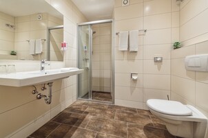 Economy-Doppelzimmer (Souterrain) | Badezimmer | Dusche, Haartrockner, Handtücher