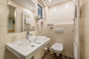Economy Single Room (Souterrain) | Bathroom | Shower, hair dryer, towels - Windsor Hotel (Cologne)