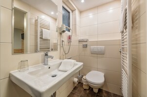 Economy-Einzelzimmer (Souterrain) | Badezimmer | Dusche, Haartrockner, Handtücher