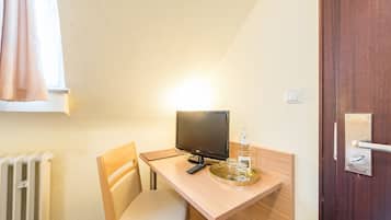 Quarto casal conforto | Camas Select Comfort, cofres nos quartos, escrivaninha