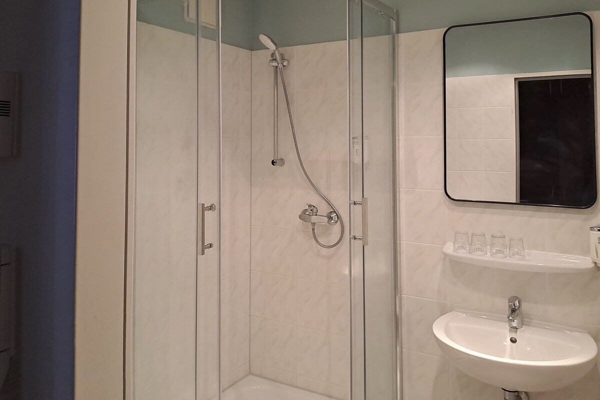 Kamar Standar, 1 Tempat Tidur Queen | Seprai antialergi, brankas, meja kerja, dan kedap suara