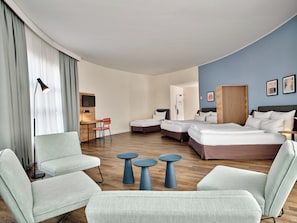 Chambre Familiale, 2 grands lits, balcon (Premium) | Literie hypoallergénique, coffres-forts dans les chambres, bureau