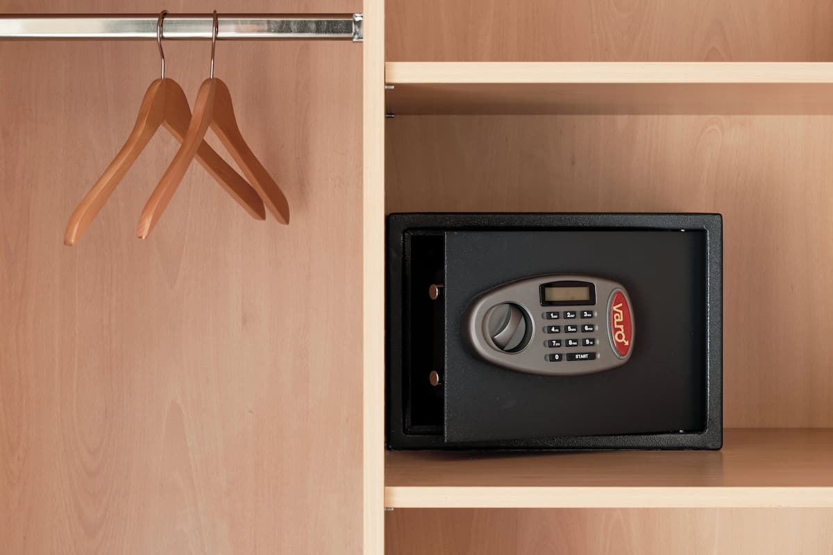 Hypo-allergenic bedding, in-room safe, desk, soundproofing