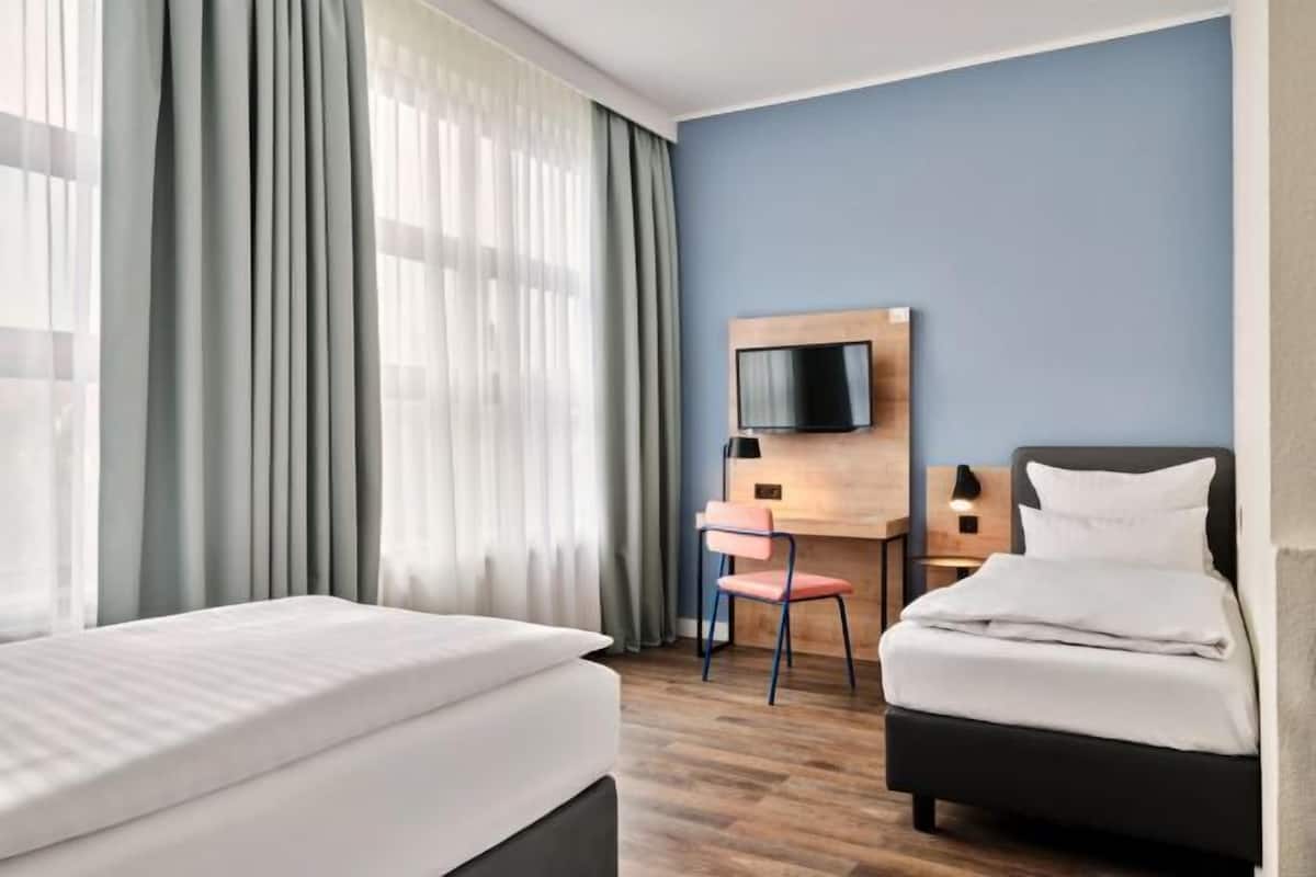 Ropa de cama hipoalergénica y caja de seguridad en la habitación