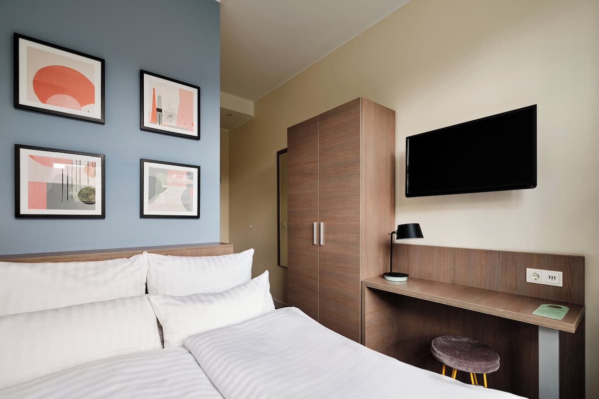 Hypo-allergenic bedding, in-room safe, desk, soundproofing