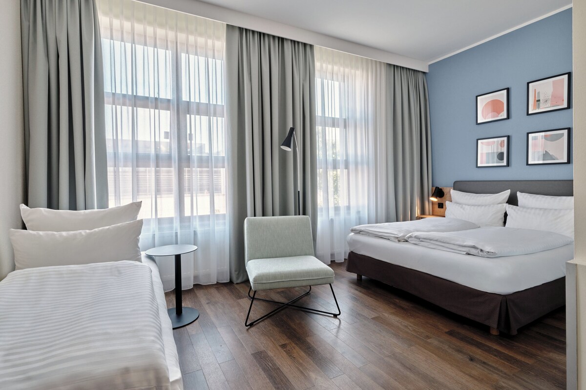 Kamar Keluarga, 2 Tempat Tidur Queen, balkon (Premium) | Seprai antialergi, brankas, meja kerja, dan kedap suara