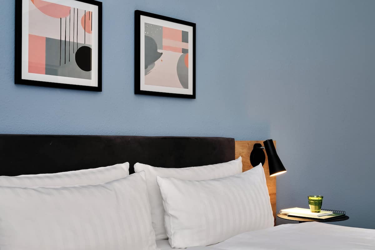 Hypo-allergenic bedding, in-room safe, desk, soundproofing