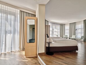 Family Room, 2 Queen Beds, Balcony (Premium) | Hypo-allergenic bedding, in-room safe, desk, soundproofing - Garner Hotel Berlin - Schöneberg by IHG (Berlin)