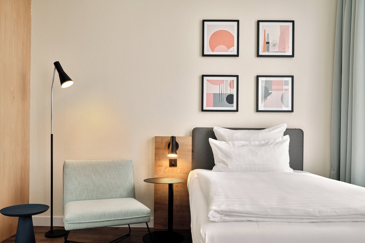 Hypo-allergenic bedding, in-room safe, desk, soundproofing