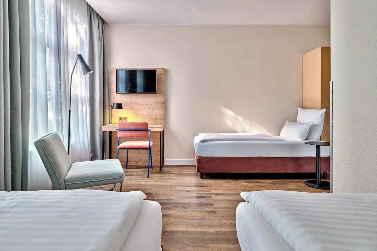 Hypo-allergenic bedding, in-room safe, desk, soundproofing