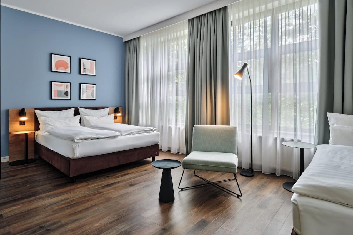Hypo-allergenic bedding, in-room safe, desk, soundproofing