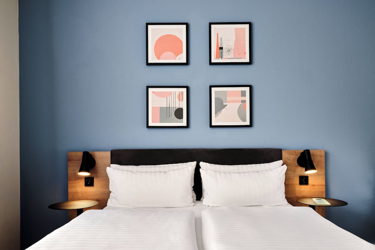Hypo-allergenic bedding, in-room safe, desk, soundproofing