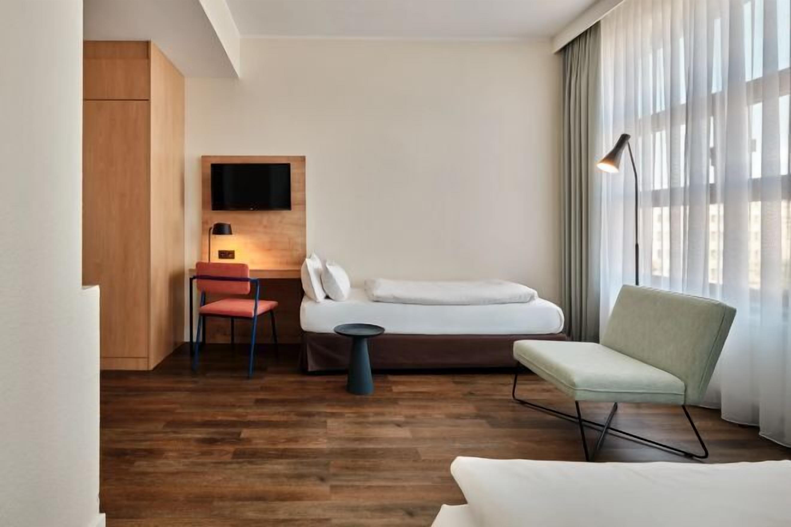 Literie hypoallergénique, coffres-forts dans les chambres, bureau