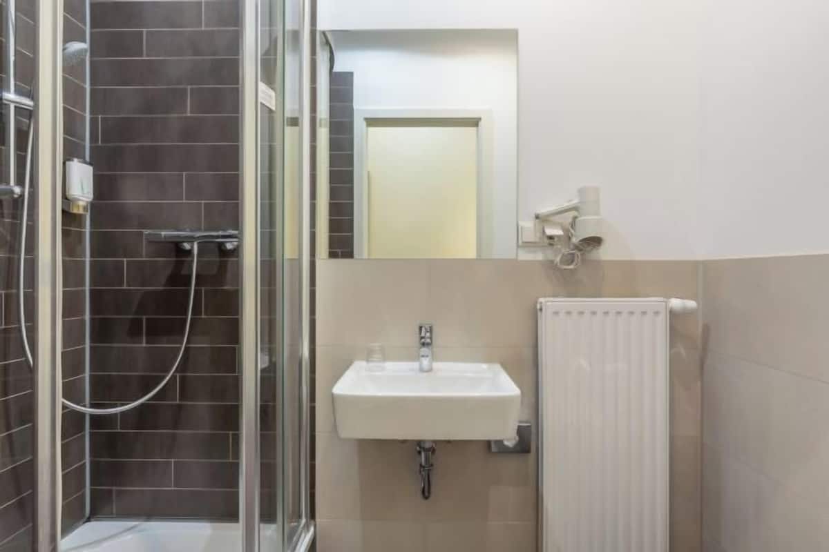 Baño | Regadera, secadora de cabello, toallas