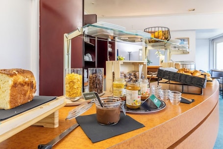 Daily buffet breakfast for a fee. Brit Hotel Le Parc Vichy