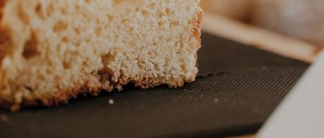 Une tranche de pain sur une surface sombre.