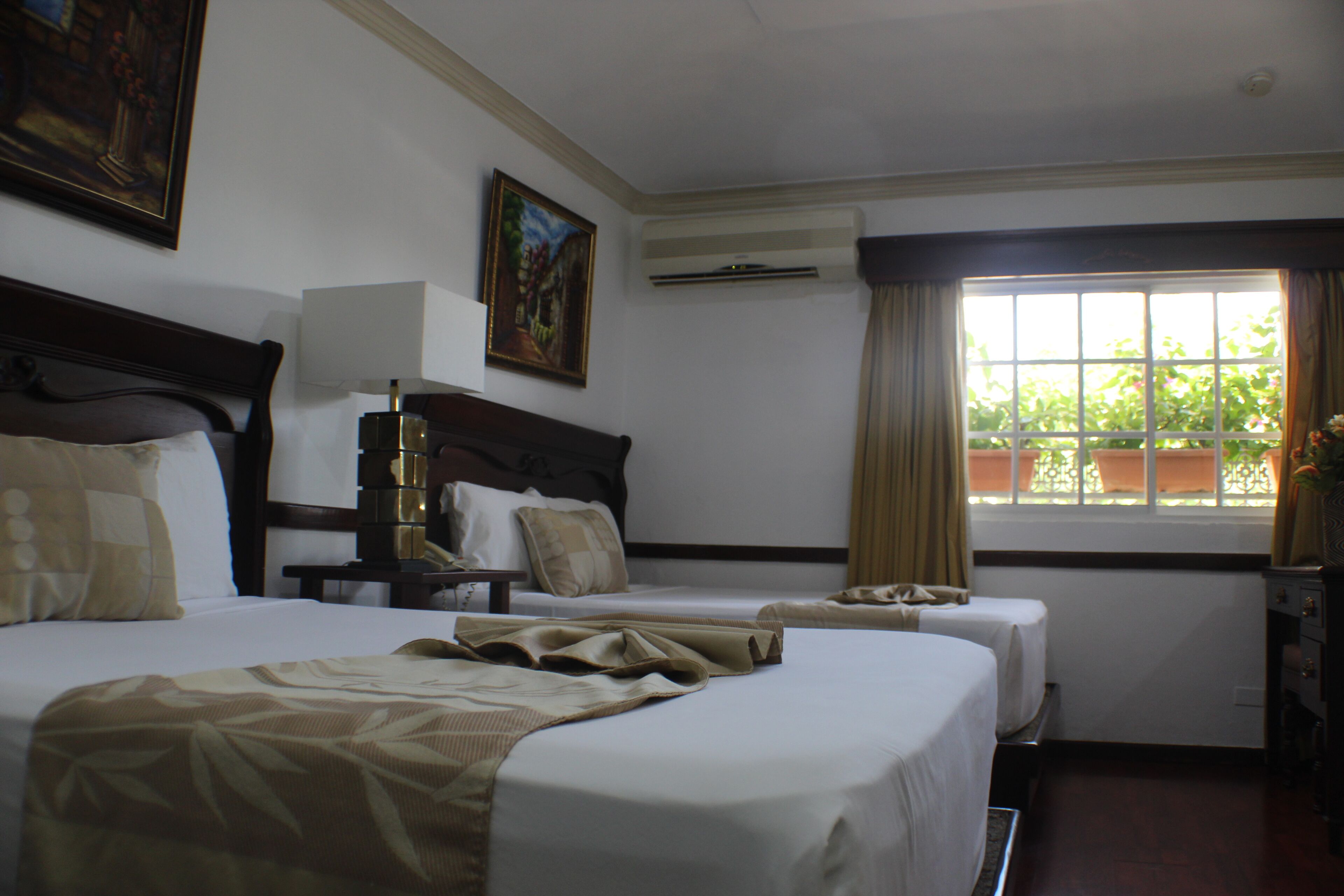 junior suite deluxe | minibar, in-room safe, blackout curtains, iron/ironing board