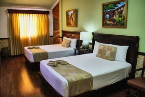Junior Suite Deluxe | Minibar, in-room safe, blackout drapes, iron/ironing board - Platino Hotel & Casino (Santiago de los Caballeros)
