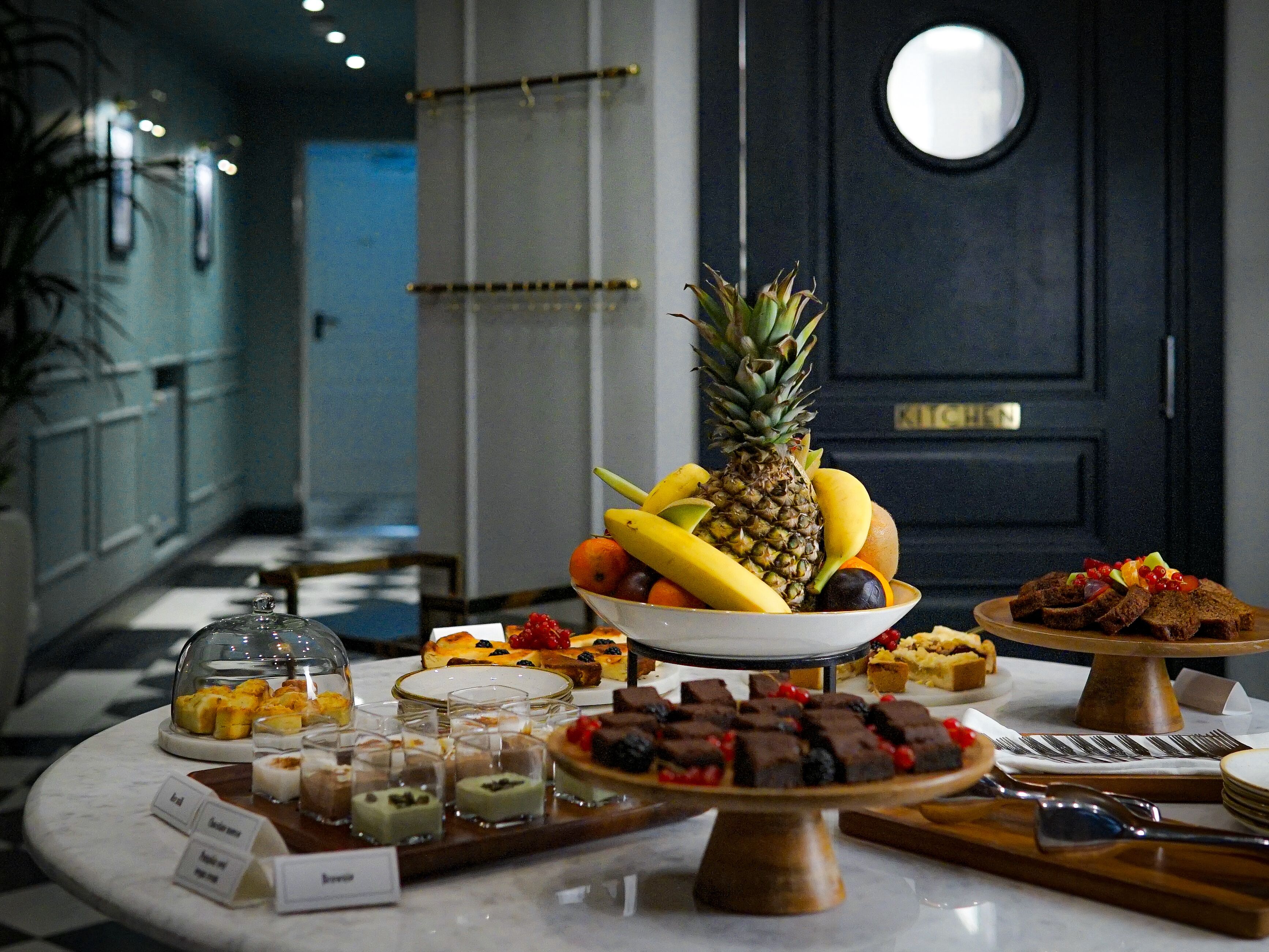 Bữa sáng buffet hàng ngày (28 EUR/mỗi người) 