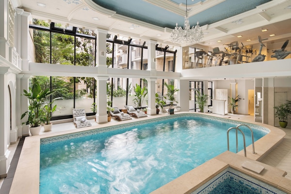 Innendørsbasseng og solsenger