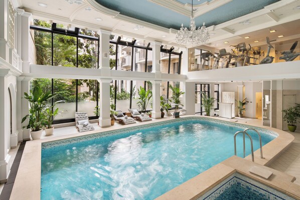 Indoor pool, pool loungers - Queen's Court Hotel & Residence (Budapest)