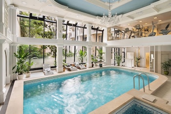 Queen's Court Hotel & Residence