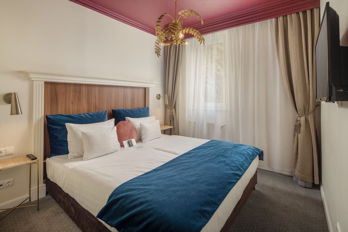 1 bedroom, hypo-allergenic bedding, minibar, in-room safe