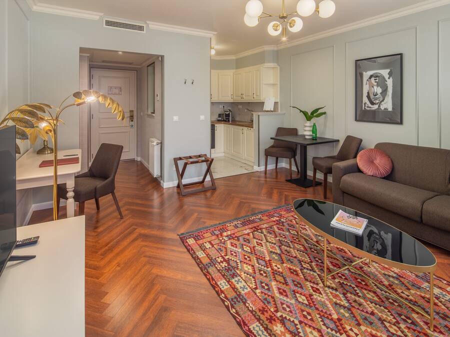 Una sala de estar moderna con un sofá, una mesa de centro y un comedor con una silla y una mesa.