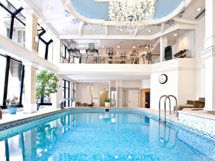 Piscina coperta, lettini