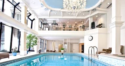 Queen's Court Hotel & Residence
