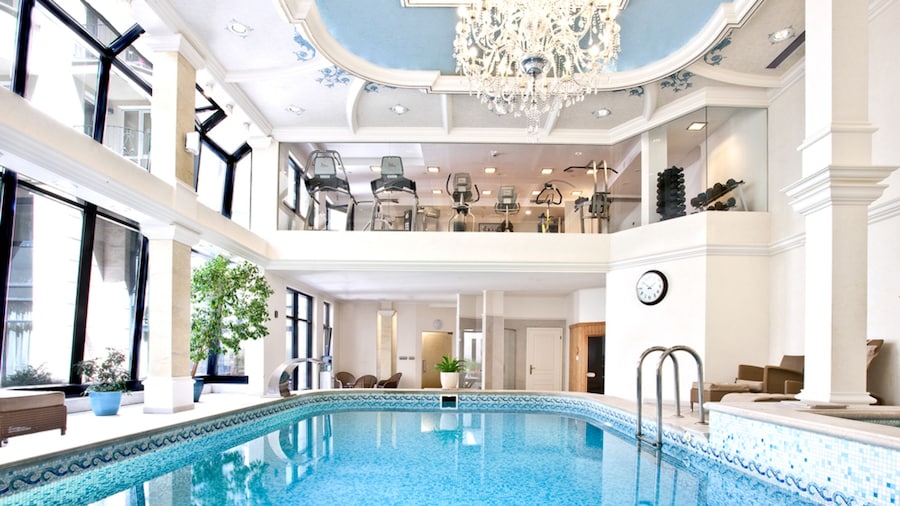 Queen's Court Hotel & Residence