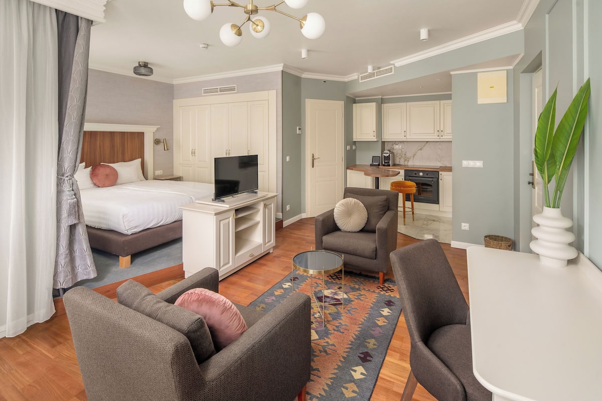 1 bedroom, hypo-allergenic bedding, minibar, in-room safe