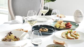 Frühstück, Mittagessen, Abendessen und Brunch werden serviert