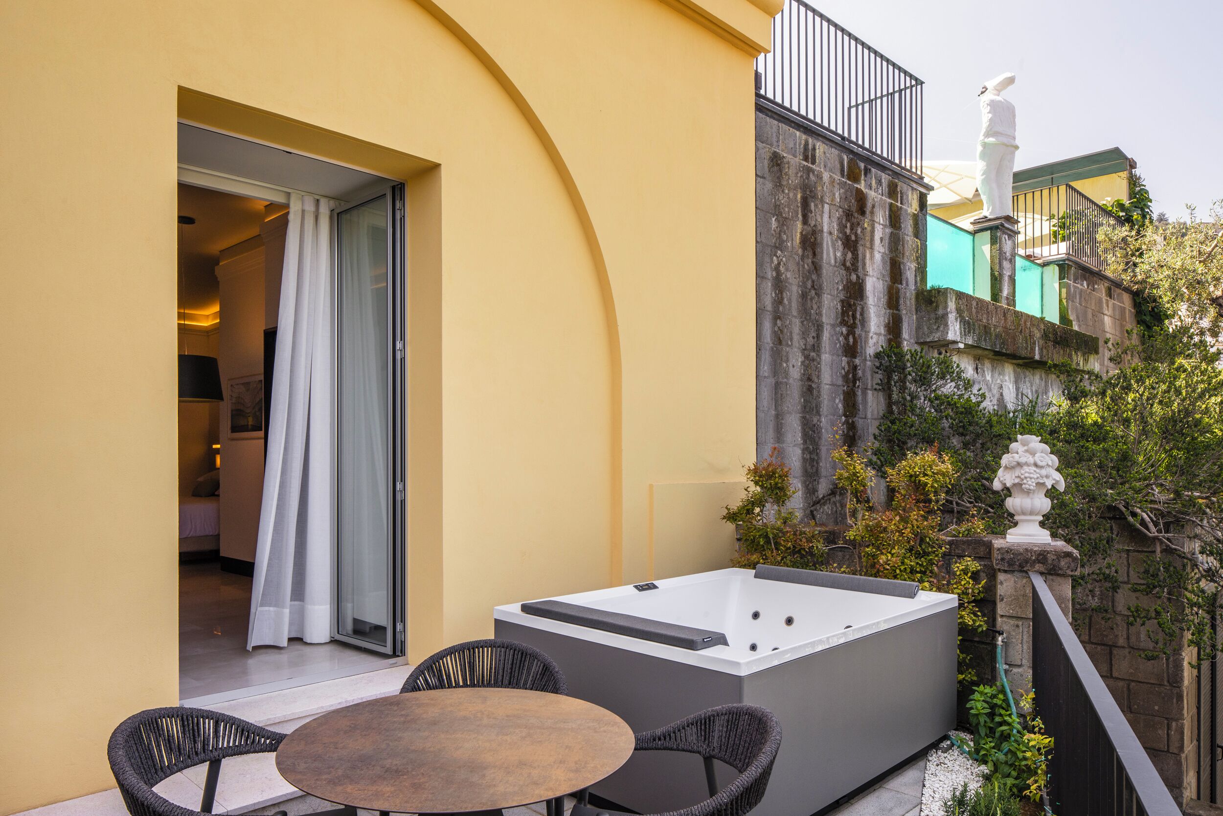 Suite, Sauna, Gartenblick (Minipool on terrace, Partial sea view) | Blick auf den Garten