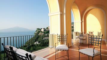 Suite Junior, vista mare | 1 camera, biancheria da letto di alta qualità, minibar