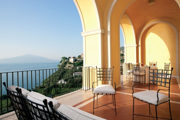 Junior Suite, Sea View | Premium bedding, minibar, in-room safe, desk